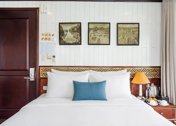 Aqua Legend Cruise - Lan Ha Bay Botel 5*